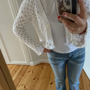 Söt kofta från Zara  - Stilren kofta från Zara som passar till allt och är i mycket bra skick💗 Köpte för 300kr men säljer för 160kr