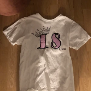 T-shirt Nattid - Nattid T-shirt, knappt använd. Frakt tillkommer på 35kr! 🙂🙂