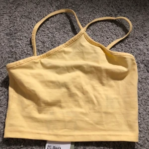 Gult linne - Säljer mitt fina gula linne som jag köpte i somras, aldrig använd med lappen kvar. Har ingen bild på tyvärr. Frakt tillkommer 16kr!