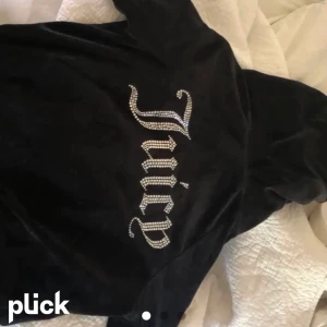 Juicy Couture Hoodie/kofta - Juicy Couture Hoodie/kofta i jätte fint skick, säljer den nu pågrund av att jag inte får någon användning utav den.