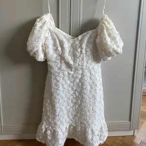 Sagolik klänning från & Other Stories, strl 38 - Supergullig klänning som endast använts en gång. Handsydd i LA. köpt för 1600kr storlek 38. Passar utmärkt till finare tillställningar, såsom midsommar eller som brudtärna. Broderade blommor över hela klänningen.  Köparen står för frakt ✨ 