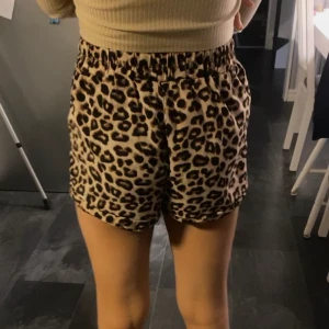  Leopard Shorts - Jätte fin och jag bra kvaletet men kan ha dom hemma ute dom ä skit snygga har används men märks inte (fake snön) men kan ha dom låga och höga köparen står för frakt den
