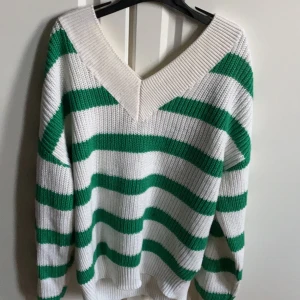 Stickad tröja strl M - Oanvänd stickad tröja från Amisu. Orginalpris:300kr. Säljer för 150kr.