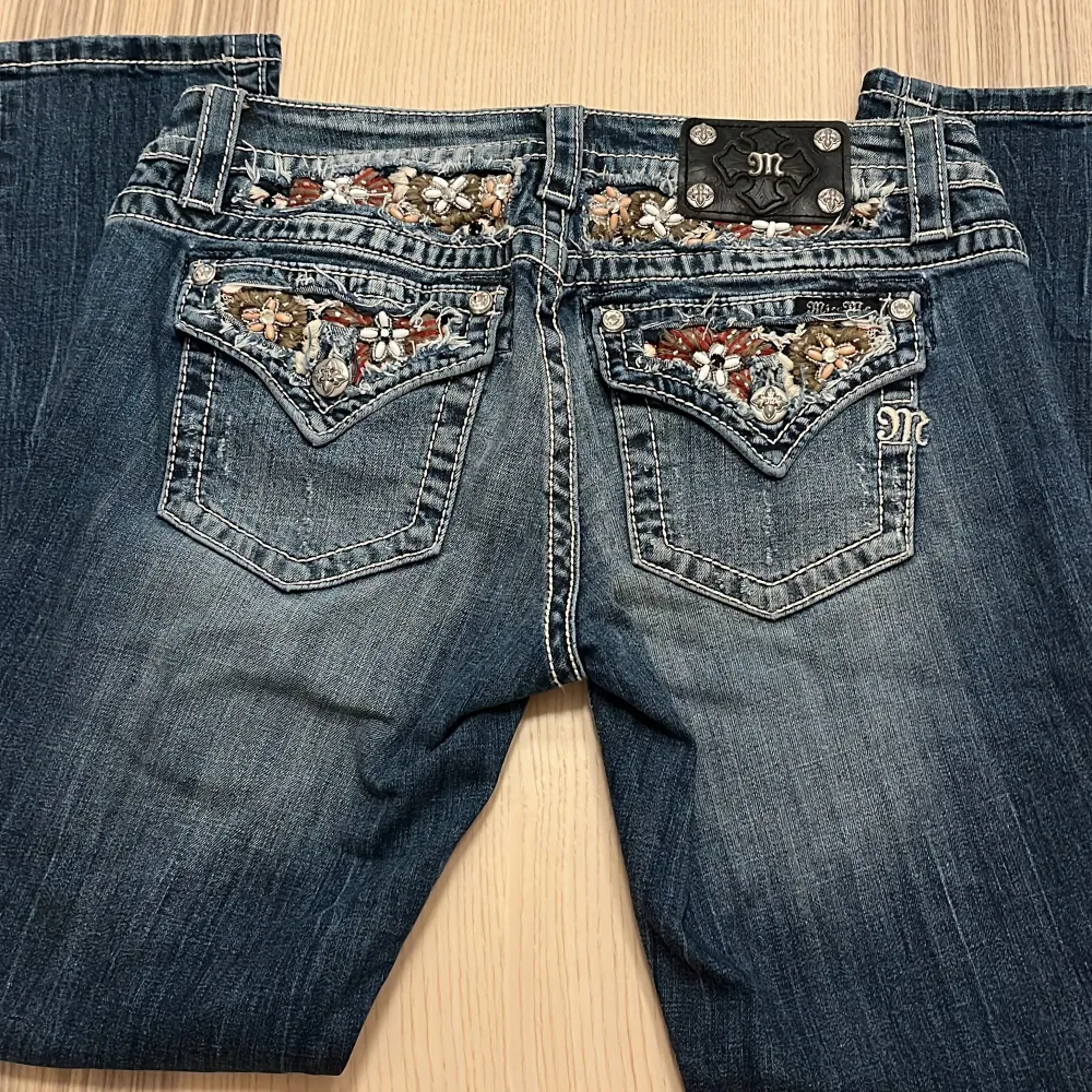 Jättesöta lågmidjade MissMe jeans i storlek 29 som tyvärr är för små för mig:// Frakten ingår i priset!!🫶. Jeans & Byxor.