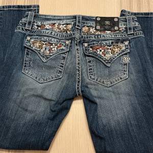 Jättesöta lågmidjade MissMe jeans i storlek 29 som tyvärr är för små för mig:// Frakten ingår i priset!!🫶