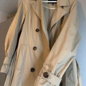 oversized trenchcoat- vero moda - en jätte fin trenchcoat ifrån vero moda, den är i storlek xs , men är oversized så passar mig som har storlek 42, så beror på hur man vill att den ska sitta, använd några gånger 