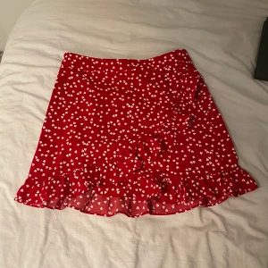 Kjol  - Jättesöt kjol som inte längre kommer till användning, jättebra skick💕