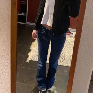 Low Rise bootcut byxor från zara - Säljer mina supersnygga low Rise bootcut byxor från zara i storlek 36. Endast är använda två gånger då dom tyvärr är för stora på mig://  Köparen står för frakt🙈