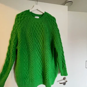 Topshop - Grön kabelstickad tröja strl M - Helt ny! Jätteskönt material!