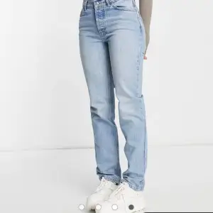 Blåa Jeans från asos i storlek 38 säljer pågrund av att dom är försmå. Bra i längd på mig som är 172.