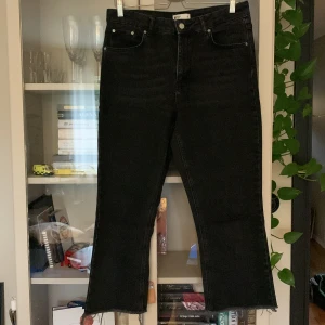 Flare jeans - Svarta Flare jeans från Gina💕 Kläderna är utsorterade och kan därför inte erbjuda bilder med dem på❤️