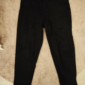 Svarta jeans från H&M - Snygga svarta jeans från H&M. Använda under en kort period efter graviditet. Riktigt bekväma!