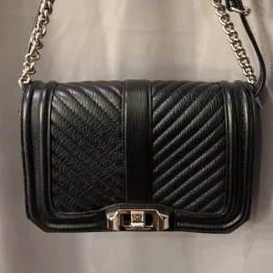 Väska - Säljer nu min fina Rebecca Minkoff väska då den aldrig kommer till användning. Den är i bra skick och är använd fåtal gånger💖 Originalpris- ca 2000kr💖