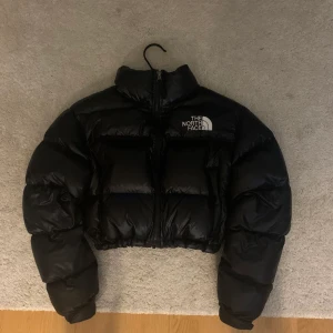 The North Face vinterjacka  - En vinterjacka i storlek XS, endast använd ett fåtal gånger. Säljer den då jag inte har användning av den längre. Där finns två fickor med dragkedja på jackan. The North Face märke både fram och bak. Nypris 2545 kr.