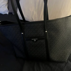 Michael Kors väska  - Stor väska från Zalando. Nypris 2000:- på rabatt. Inköpt för 4 månader sen 