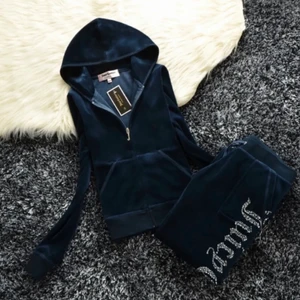 Juicy Couture set - Säljer nu mitt juicy sett för ett bra pris, inga problem eller hål. Storlek XS men kan passa S också! skriv till mig för fler bilder eller frågor!