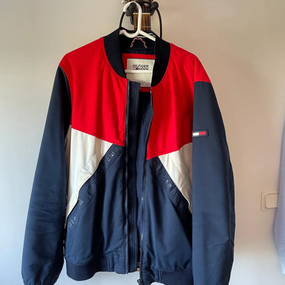 Tommy Hilfiger jacka i storlek XL, väldigt bra skick fortfarande! Ingen användning då jag vuxit ur, hann tyvärr använda väldigt lite.. Jackor.