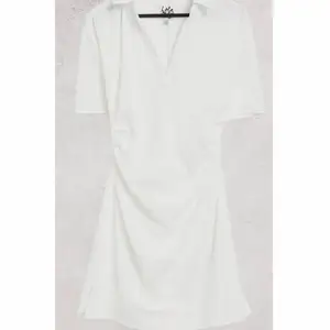 Superfin vit klänning från Lola May. Använd en gång 💗 Storlek 36. Perfekt för student, midsommar eller vardagsklänning nu i sommar 🥰