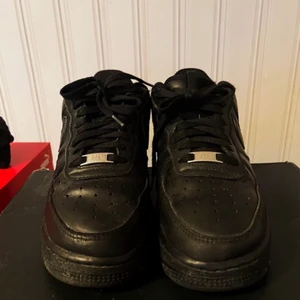 Nike air force 1 - Det er ingen skader, bare noen bruksmerker men ikke noe stort