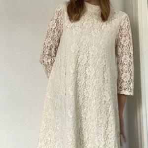 Studentklänning  - Jättefin vit klänning från Monki i storlek S!❤️‍🔥