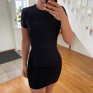 Super snygg svart klänning från Gina tricot, stl s🥰 säljs inte längre. Säljer på grund av att den inte kommer till användning, använd ett fåtal gånger och i mkt bra skick💘❤️‍🔥