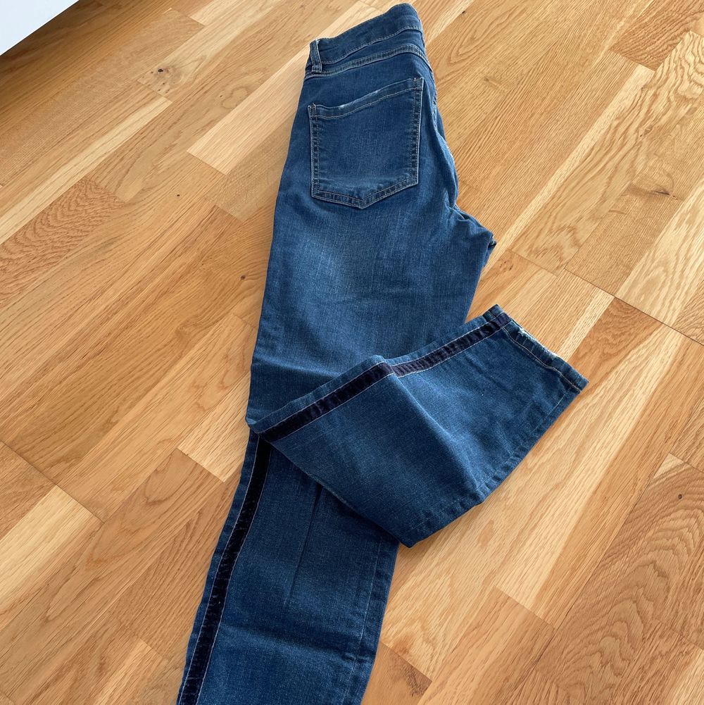 Nya jeans från Kappahl. Strl 36🌷 •Endast provade och upptvättade. Mycket fina •Storlek 36. Normala i storleken •Pris: 50 kr. Nypris:399 kr 🚫Djurfritt och rökfritt hem 📍Kan mötes upp i Mölnlycke 📬Kan skickas mot fraktkostnad (66 kr) . Jeans & Byxor.