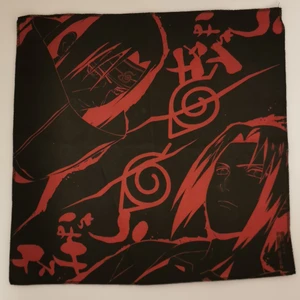 Naruto Shippuden tyg-plansch anime - Frakt ingår i priset! 🌸 Glömt vad det heter men en "tyg-affisch" 30x30cm med Sasuke och Itachi från Naruto Shippuden🍃 Snygg att dekorera med! 