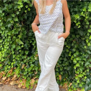 Linnebyxor  - Vid snabb affär köp för 150! Säljer dessa super fina linnebyxor från hm, helt slutsålda, jag är 173 på bilderna och lägger sig snyggt över skon 