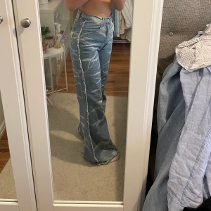 Jeans stolek S - Blåa jeans med möster stolek S 🙏🏼