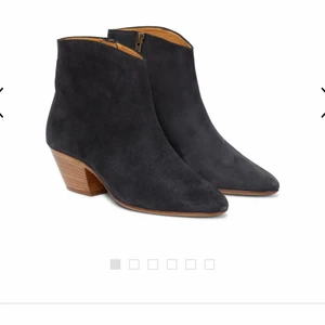 Isabel Marant boots - Svarta Isabel Marant boots i låg modell, mocka och brun klack. Passar en storlek 39 då det är en fransk 40. 