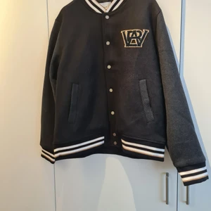 Jacka/kofta  - En jacka eller kofta som vi fick i julklapp har inte använt därför säljer jag vidare den