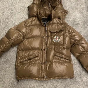 Moncler K2 Down Jacket  - Skit fet moncler jacka, bra cond 7/10. Priset är inte hugget i sten, kan tänka mig gå ner lite för en snabb och smidig affär! Hör gärna av er vid intresse eller frågetecken😁