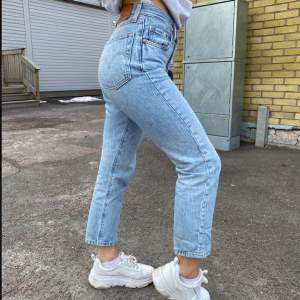 Ett par jätte fina blåa jeans från Levis som det inte är något fel på men säljer eftersom dom tyvärr är för små😔 skriv vid intresse och tveka inte att fråga☺️