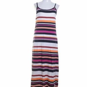 Randig strandklänning - Superfin randig strandklänning från Dobber. Superskön nu till sommaren och den är i jättebra skick.