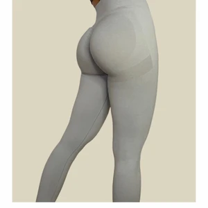 Shaping leggins från VOX - Säljer dessa skitsnygga tights från VOX, som har en scrunch där bak och är väldigt formande! Man får skitsnygg form i dessa, men har många liknande så de kommer aldrig till användning. Färgen är mer ljus i verkligheten, köpta för Ca 500kr