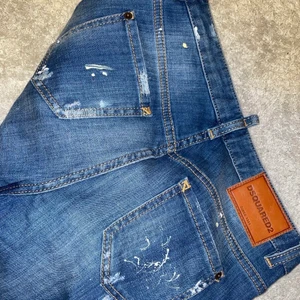 Dsquared2 tjej byxor  - Dsquared2 tjej byxor 12 y sitter bra för mig som bär S och för mig som bärde xs. I toppskick som ny, superfina.