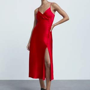 Super snygg röd klänning från zara storlek XS. Endast provat. Obs inga tags kvar.  Slutsåld!                                     Frakt: 57 kr