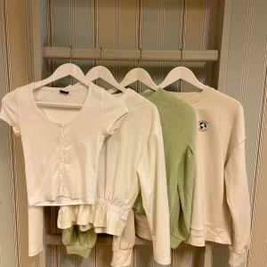 Fina överdelar! - Jag säljer fyra fina överdelar😁storlekarna är XS och S. T-shirten: 50kr Vita blusen: 80kr Gröna stickade tröjan: 80kr Collegetröjan: 100kr ✨ALLT: 250kr✨ Hör gärna av er om ni vill ha fler bilder😉