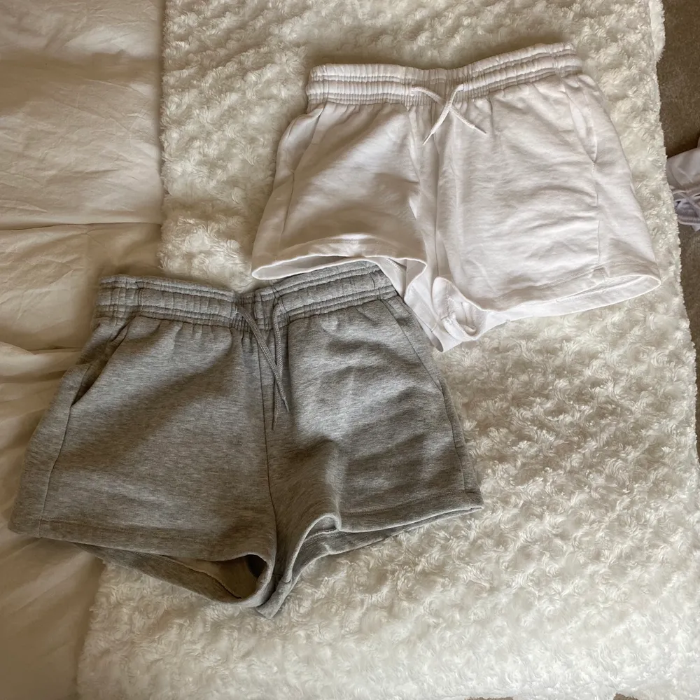 Shorts från lager 157 ett par vita och ett par gråa, kostar 60kr st. Inte alls mycket använda . Shorts.