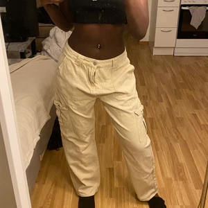 Cargobyxor - Jag säljer mina cargobyxor, då jag redan har två av dessa. Storleken på byxorna är M och passar för mig som är 168/169 cm lång. Aldrig använd. 🤗