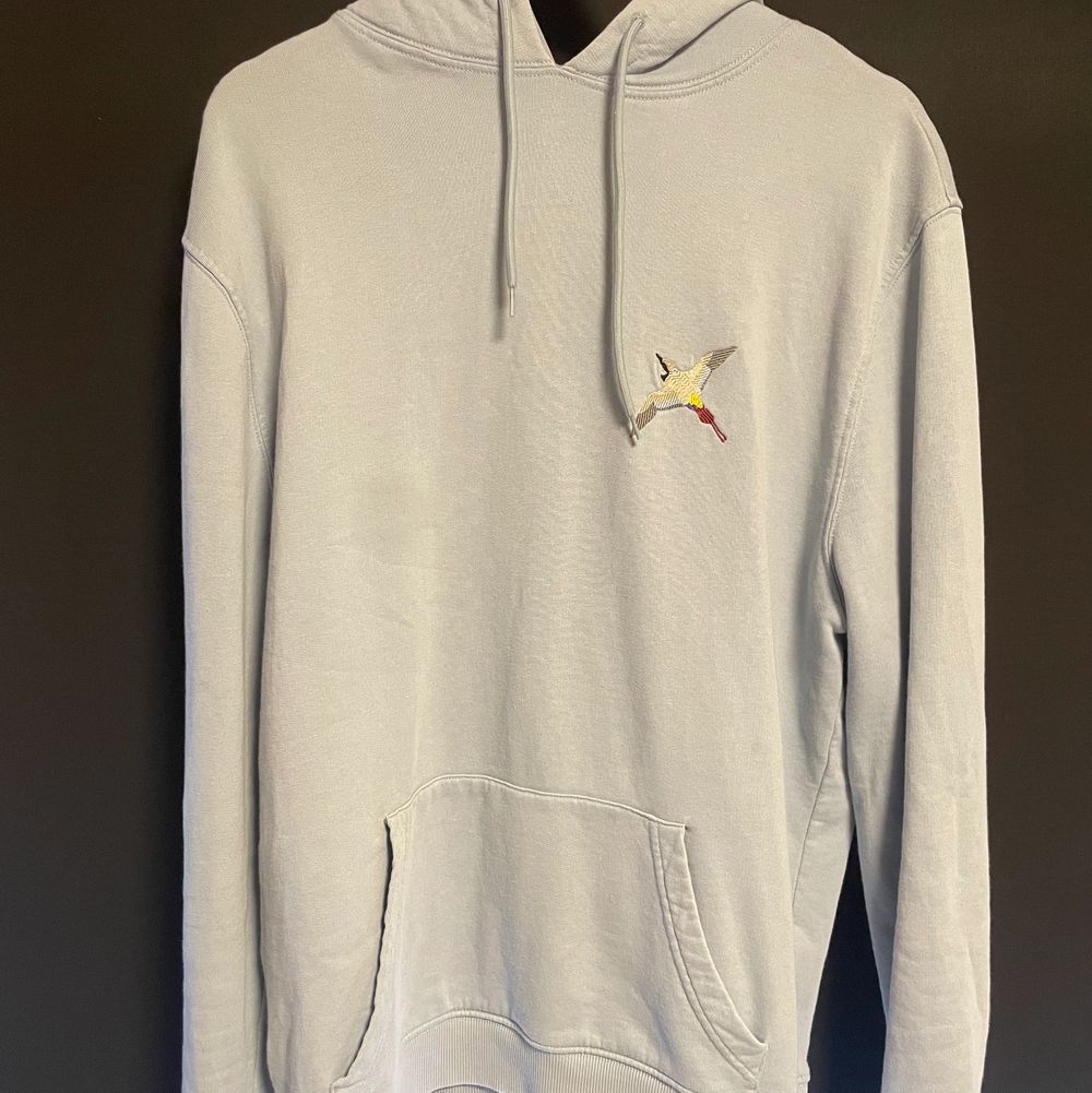 Skön hoodie från Arigato i en härlig blå färg. Köpt på NK och i princip nyskick och i mycket bra skick. !! Storlek: M !! Skriv bud 🥰. Tröjor & Koftor.