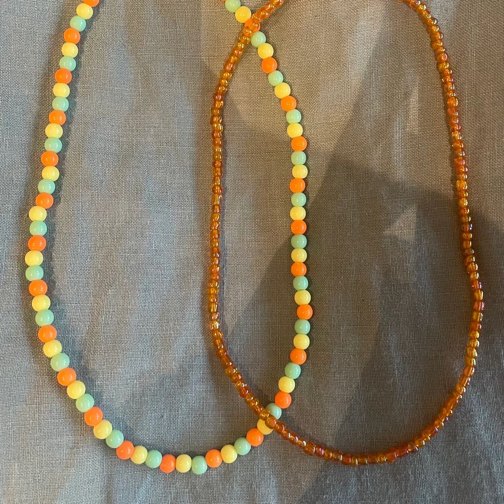Detta är exempel på halsband ni kan beställa. Gör halsband efter beställning och önskemål. Kolla första inlägget om halsband!🫶🏼. Accessoarer.