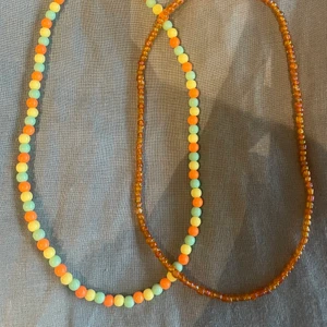 Pärlade halsband - Detta är exempel på halsband ni kan beställa. Gör halsband efter beställning och önskemål. Kolla första inlägget om halsband!🫶🏼