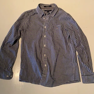 Gant skjorta  - Säljer denna gant skjorta som är i nyskick. Den är i storlek 158/164, ny kostar den 600 och jag säljer den för 200.