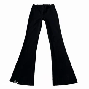 Låmidjade kostymbyxor  - Lågmidjade kostymbyxor i stretchigt tyg, storlek 34. Midjemått: 69cm innerbenslängd: 73cm. Köpta här på plick men säljer för att jag har många liknande. Bilderna är lånade från förra säljaren. 