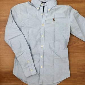 Säljer den här fina Ralph Lauren skjortan som är i nyskick. Den är ljusblå och är i storlek 0 (slim fit) vilket motsvarar XS. 