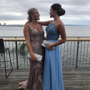 Säljer min fina balklänning  - Säljer min fina balklänning som är i en otrolig blå färg. Inköpt från dressroom Linné i Göteborg för 4990. Säljer klänningen för 3000 då den endast är använd 1 gång. Jag är 1,74 & den har ett fint släp. Kvitto finns kvar! Skriv för fler bilder! 🌸