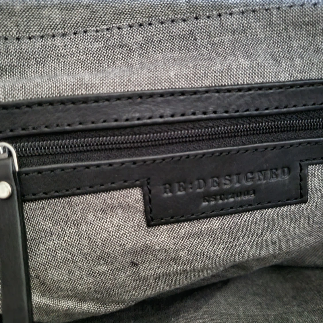 Axelväska i svart läder med laptopfack - 91
