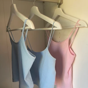 Tre färger linnen - Säljer dessa tre linnen från New Yorker❤️ Alla stl S!                                                                                     1 linne= 30kr styck 2 linnen= 50kr 3 linnen= 70kr + frakt