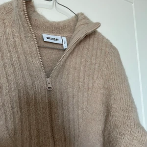 Stickad tröja från Weekday - Riktigt mysig tröja från Weekday. Perfekt skick! 
